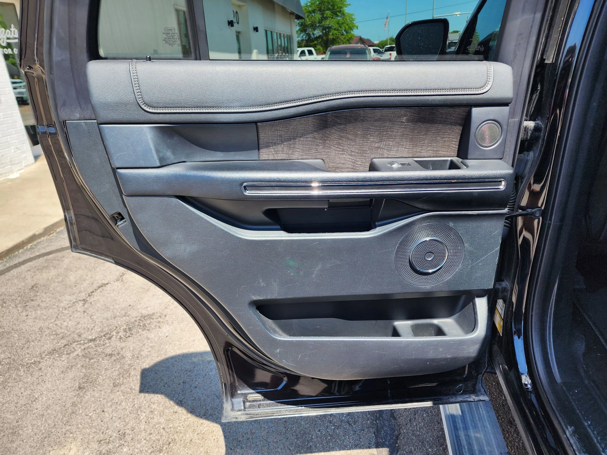 Used 2021 Ford Expedition Limited image 11