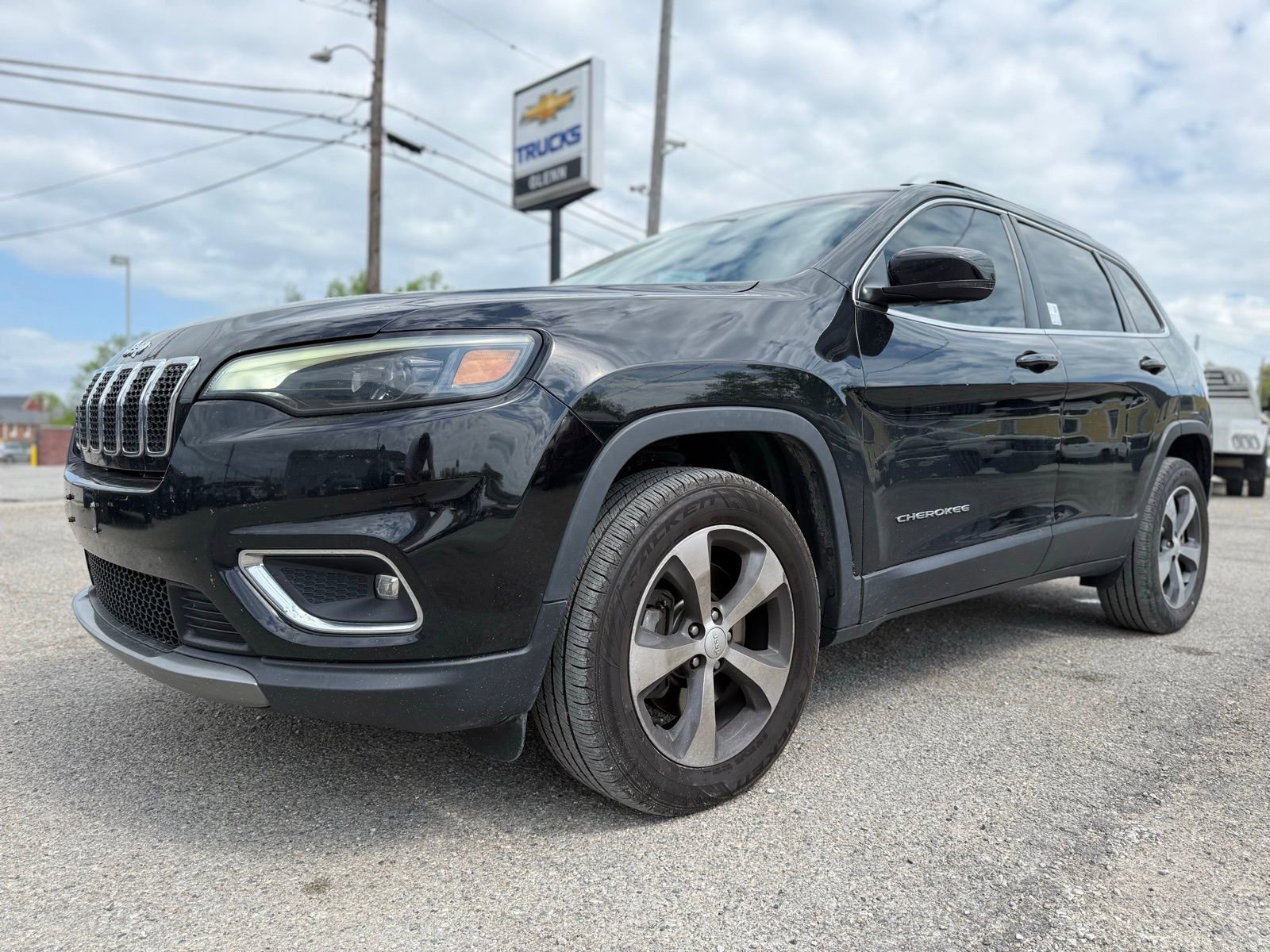 Used 2019 Jeep Cherokee Limited image 2
