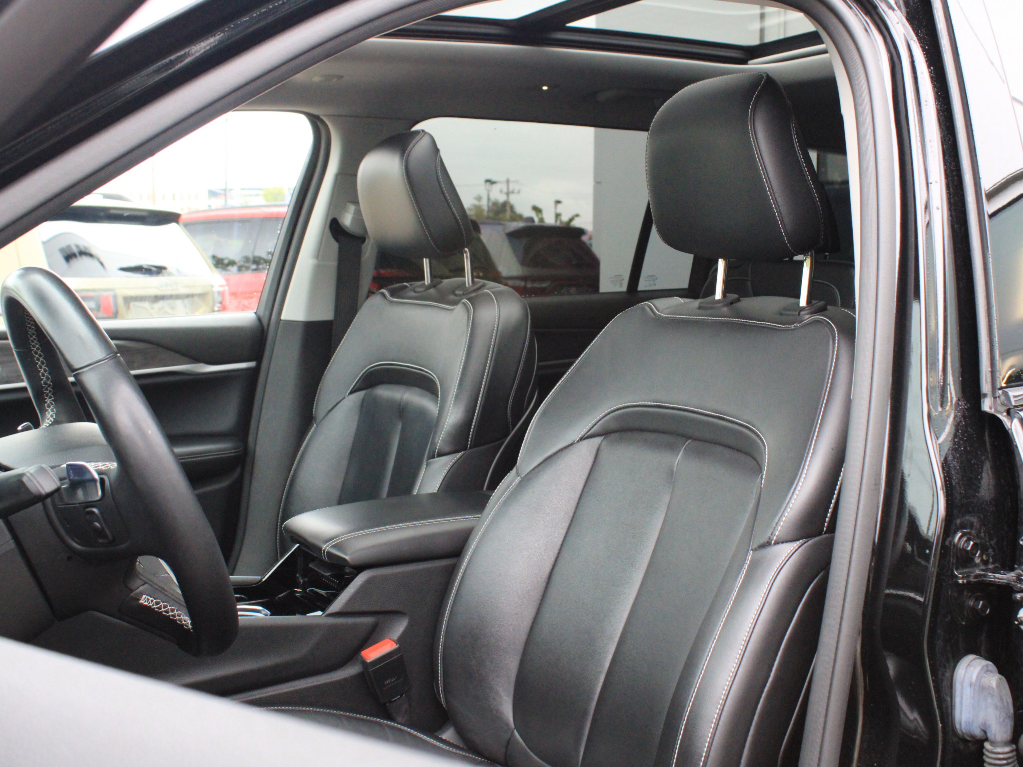 Used 2022 Jeep Grand Cherokee L Limited w/ Black Appearance Package AWD/4WD image 10