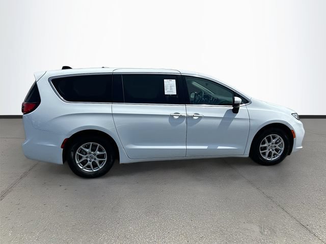 Used 2023 Chrysler Pacifica Touring-L FWD image 29