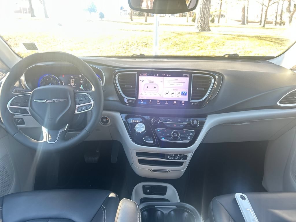 Used 2024 Chrysler Pacifica Touring-L FWD image 13