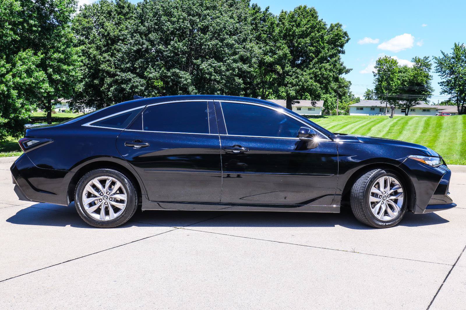 Used 2019 Toyota Avalon XLE w/ Moonroof Package FWD image 5