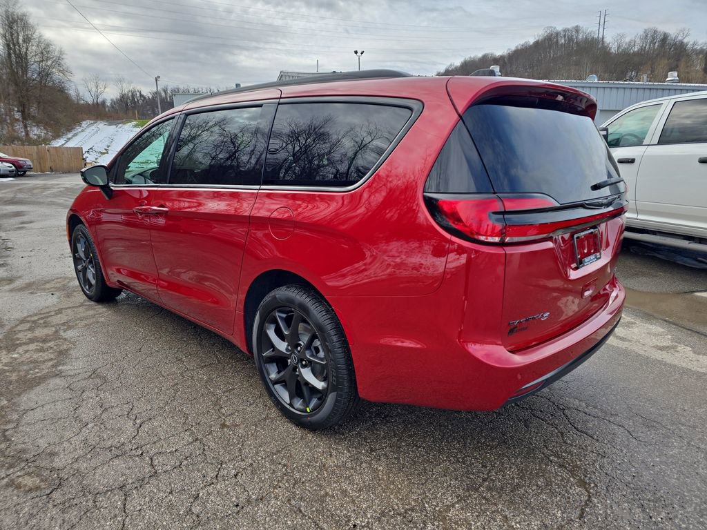 New 2026 Chrysler Pacifica Select w/ S Appearance Package image 6