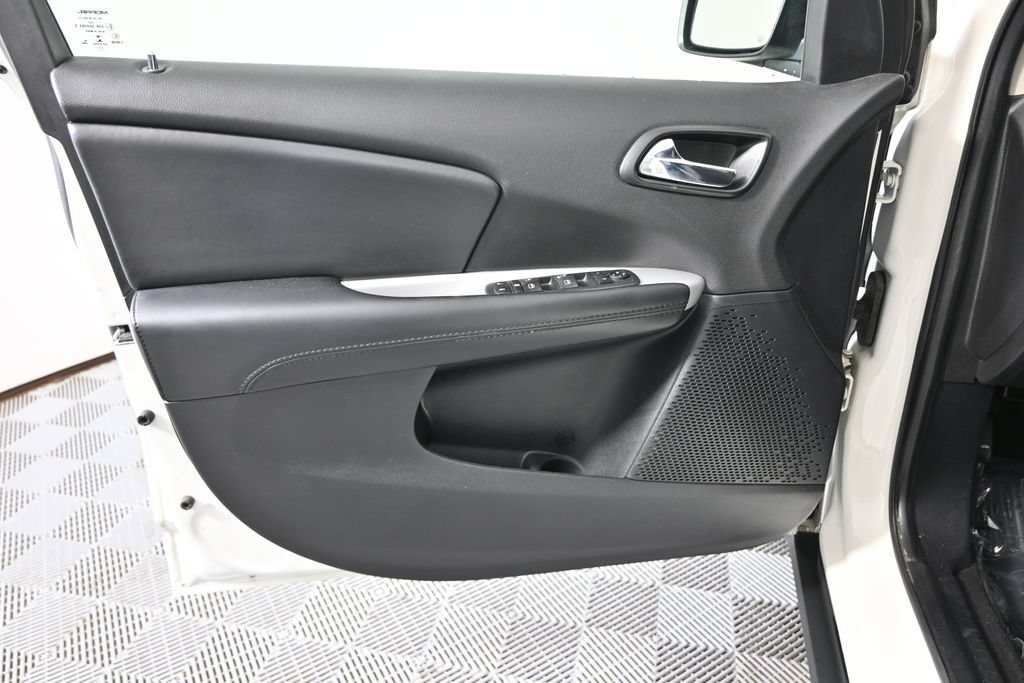 Used 2020 Dodge Journey SE w/ Blacktop Package FWD image 16