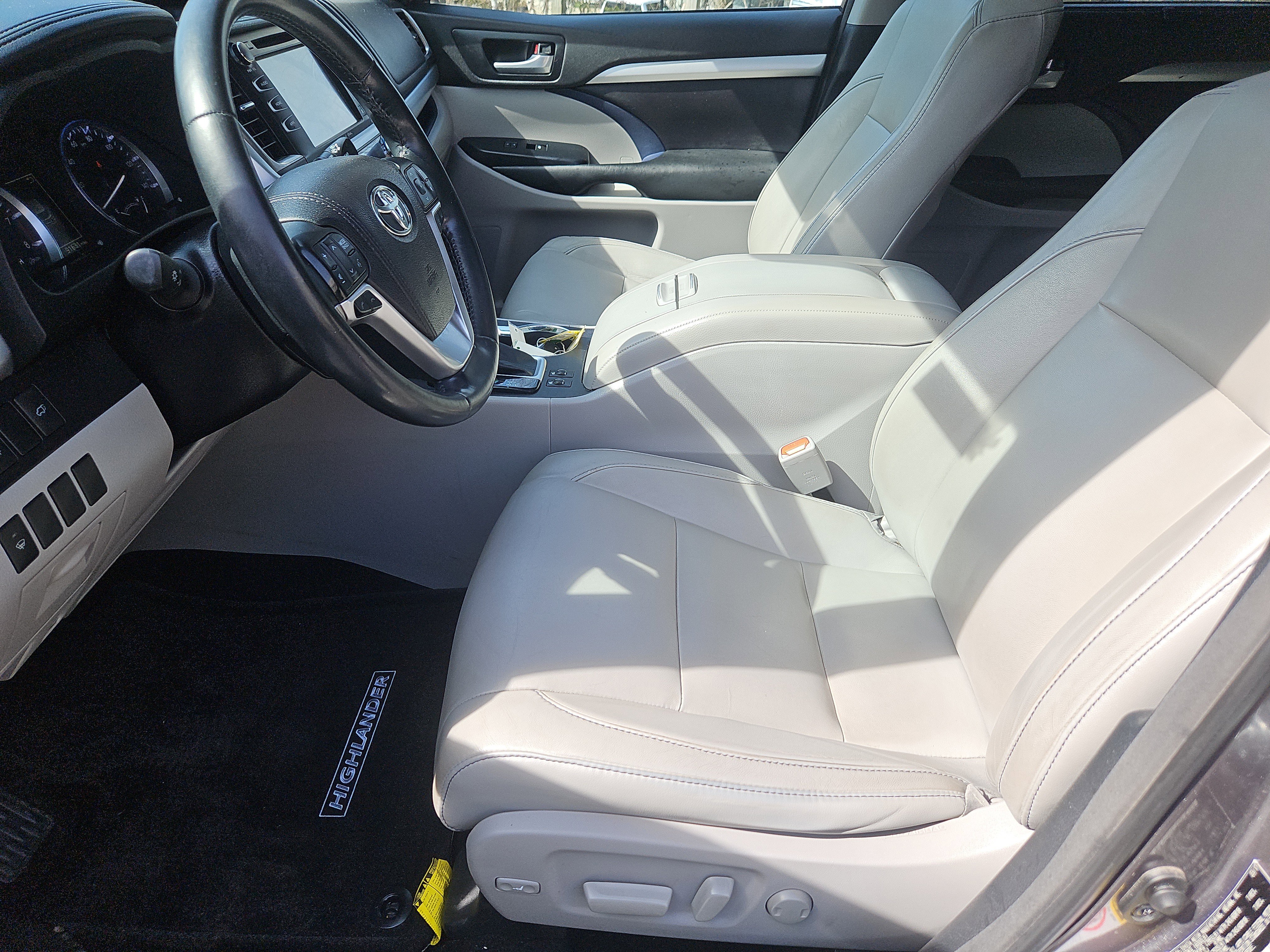 Used 2017 Toyota Highlander XLE w/ Carpet Mat Package image 28