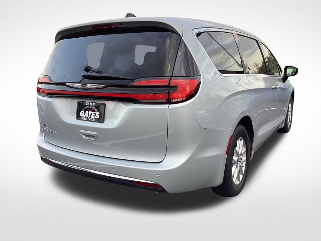 Used 2024 Chrysler Pacifica Touring-L FWD image 9