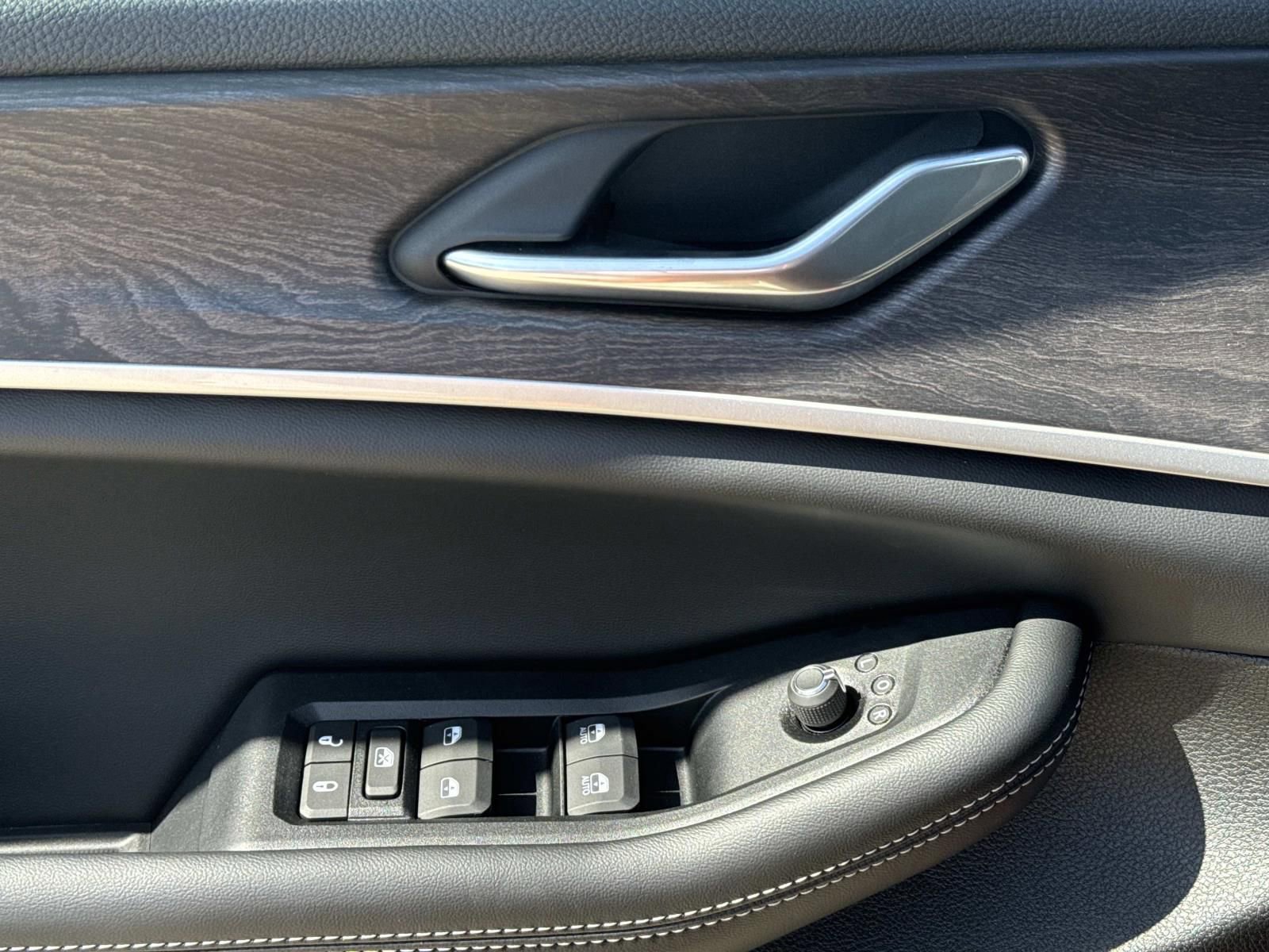 New 2026 Jeep Grand Cherokee Altitude image 20