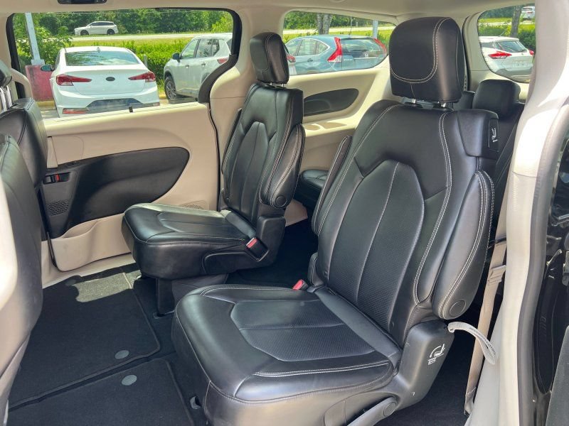 Used 2023 Chrysler Pacifica Touring-L FWD image 12