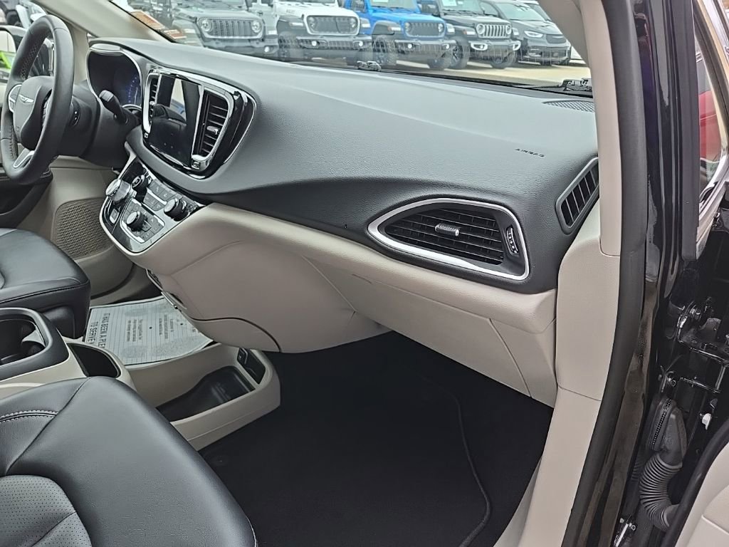 Used 2024 Chrysler Pacifica Touring-L image 70