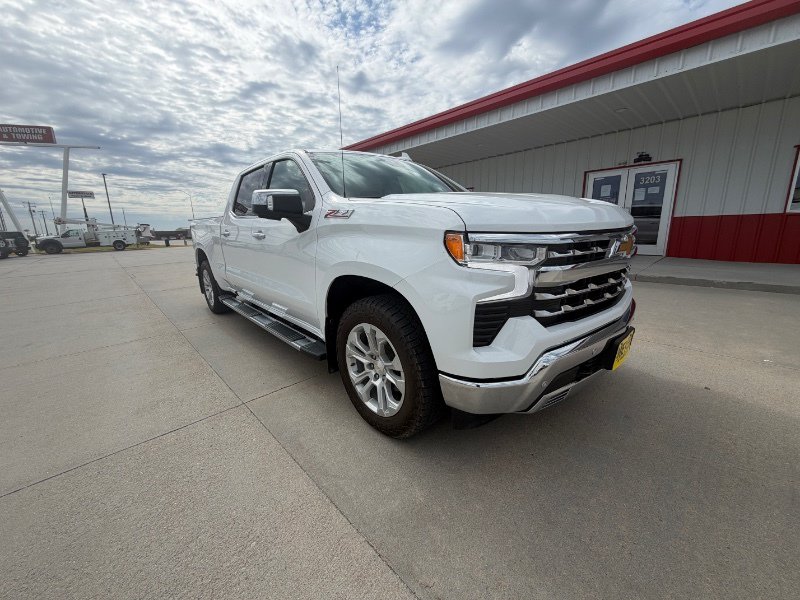 Used 2024 Chevrolet Silverado 1500 LTZ AWD/4WD image 2
