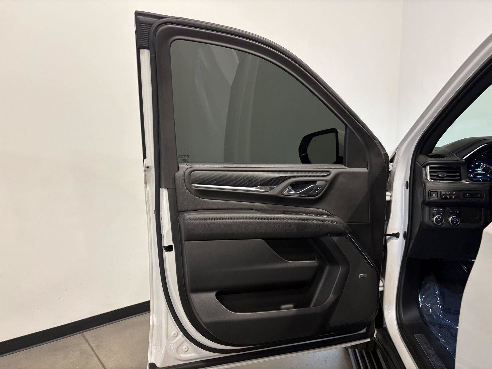 Used 2023 GMC Yukon Denali AWD/4WD image 14