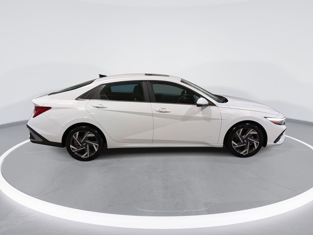 Certified 2025 Hyundai Elantra SEL image 4