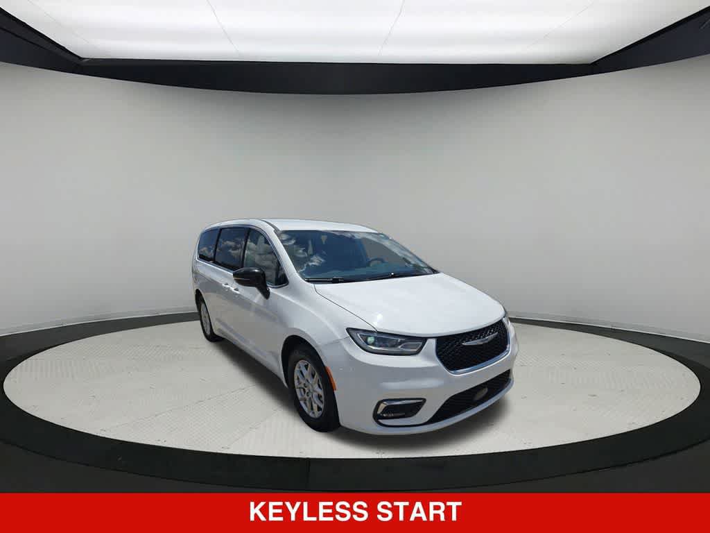 Used 2024 Chrysler Pacifica Touring-L FWD image 8