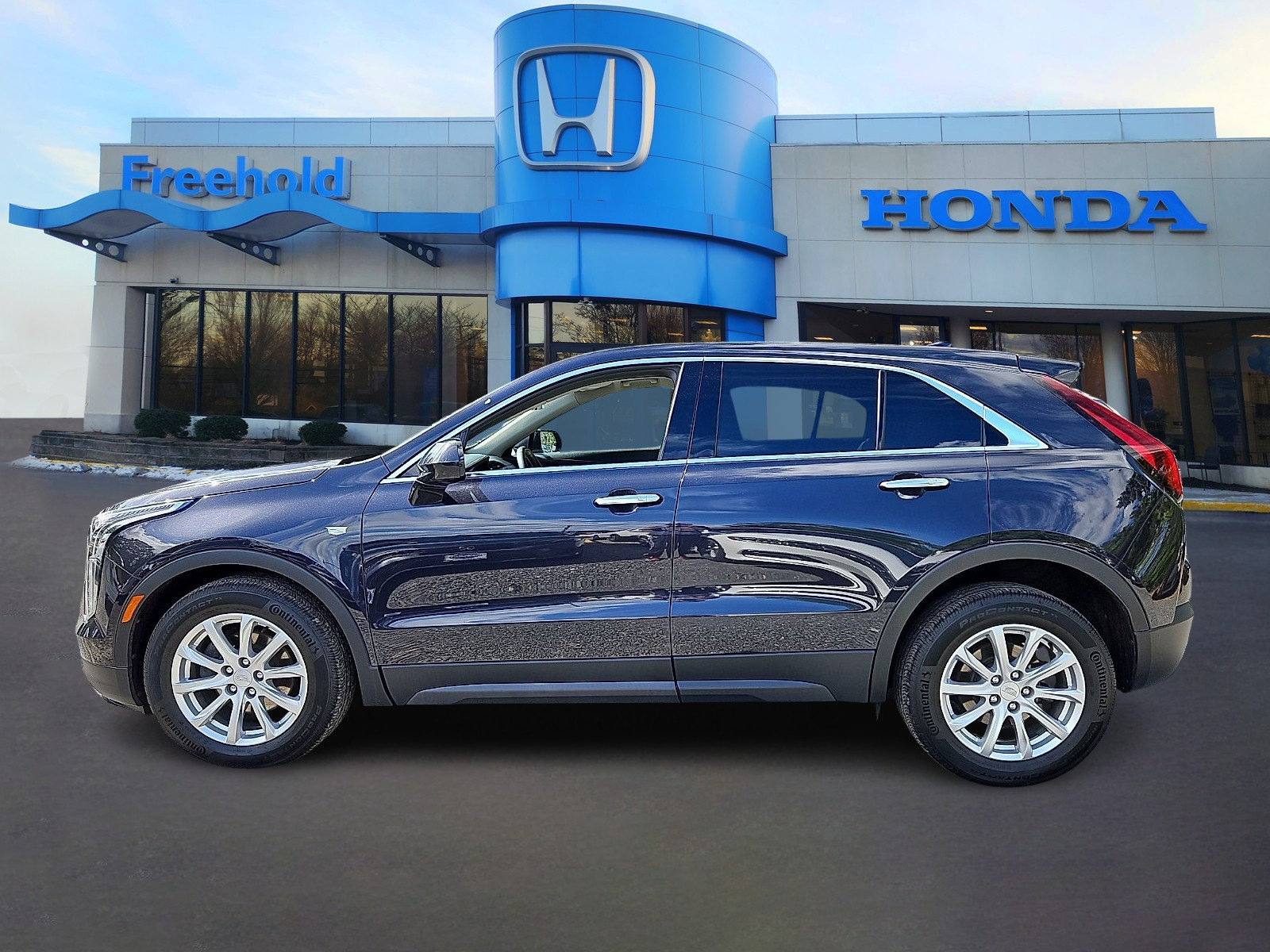 Used 2022 Cadillac XT4 Luxury w/ Cold Weather Package AWD/4WD image 4