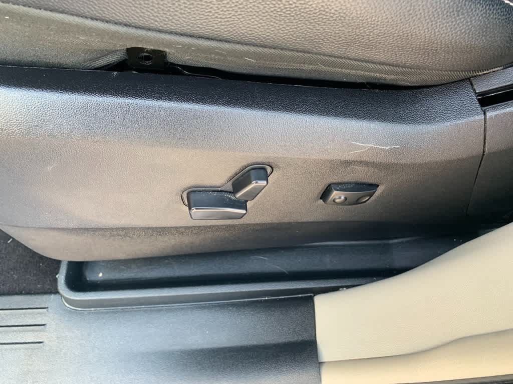 Used 2013 Chrysler Town & Country Touring FWD image 23