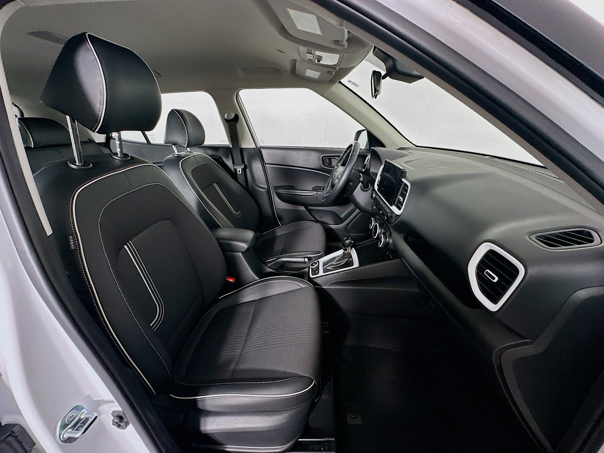 Used 2025 Hyundai Venue Limited image 31