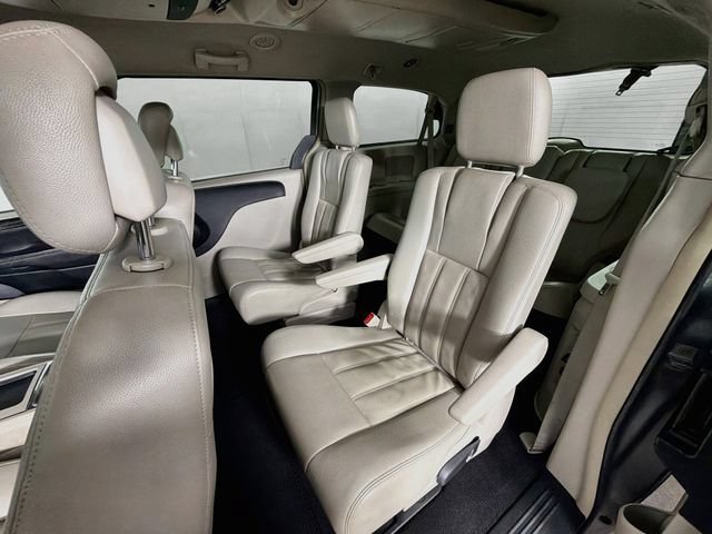 Used 2013 Chrysler Town & Country Touring FWD image 23