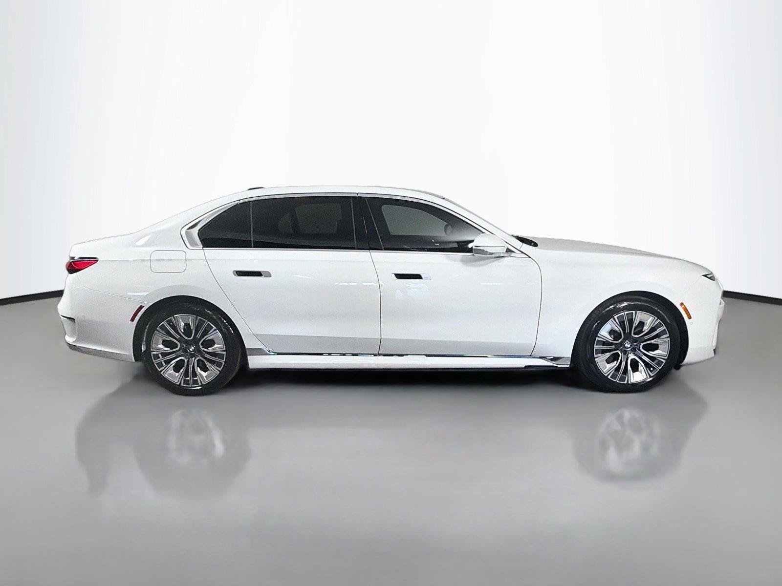 Used 2023 BMW i7 xDrive60 AWD/4WD image 4