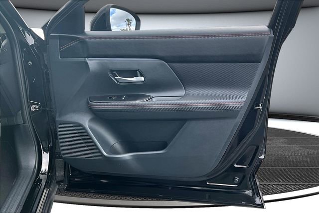 Certified 2025 Nissan Kicks SR FWD image 26