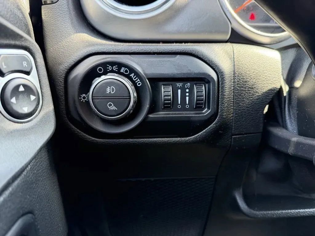 Used 2021 Jeep Gladiator Overland w/ Uconnect 4C Nav & Sound Group image 14