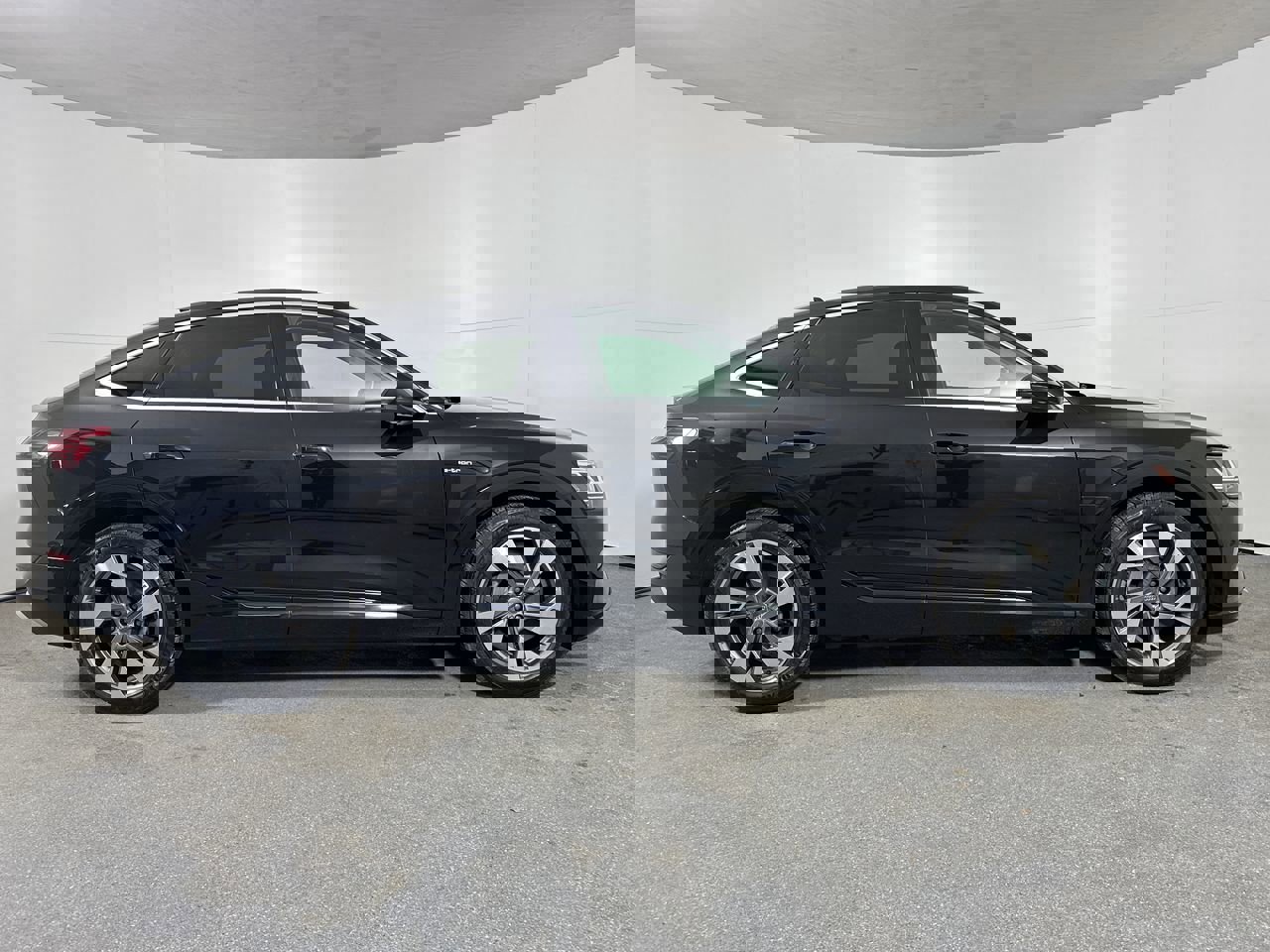 Used 2020 Audi e-tron Premium Plus image 38