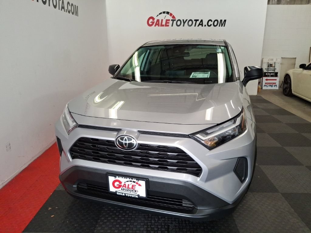 Used 2024 Toyota RAV4 LE AWD/4WD image 3