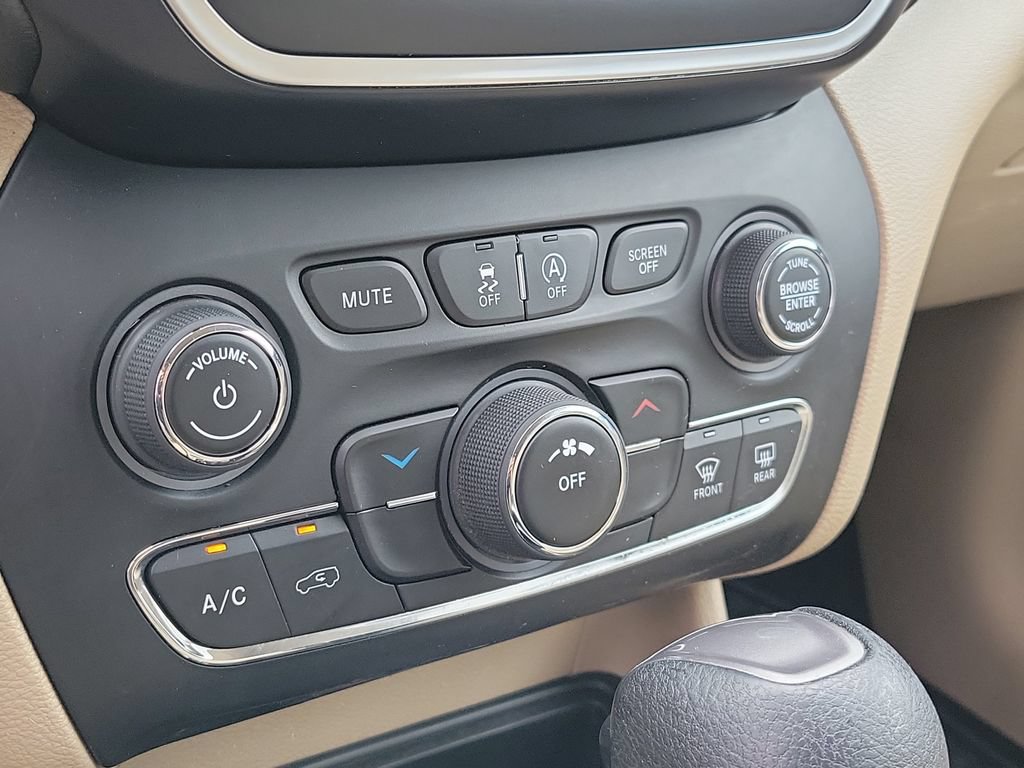 Used 2020 Jeep Cherokee Latitude w/ Cold Weather Group AWD/4WD image 33