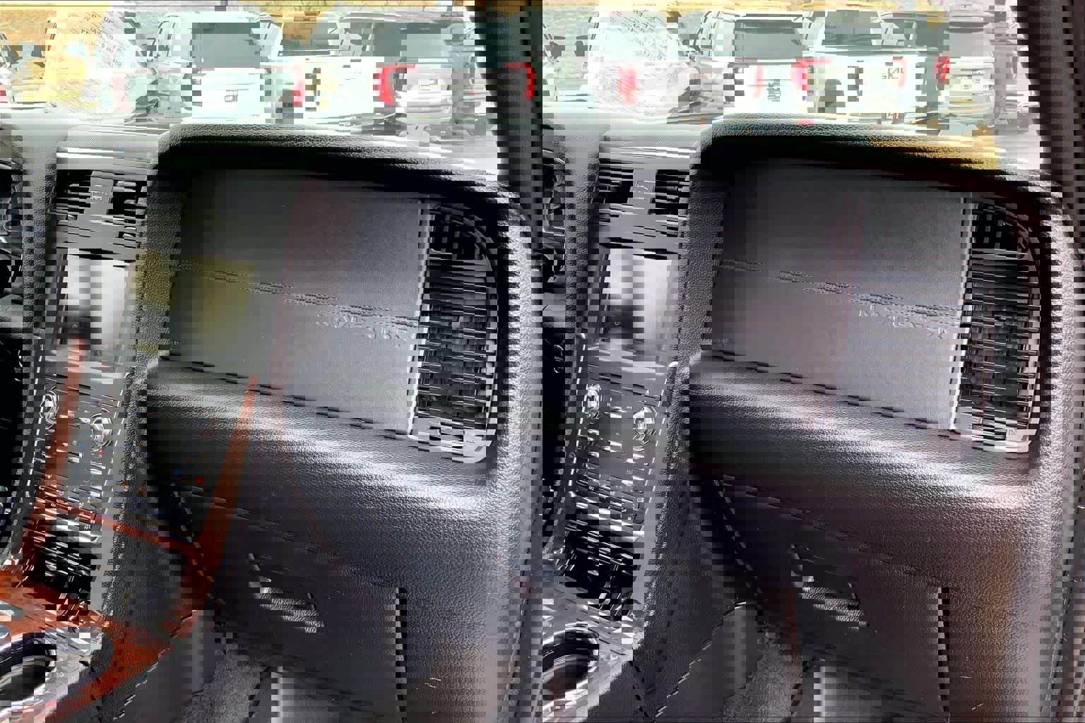 Used 2015 Lincoln Navigator 4WD image 17