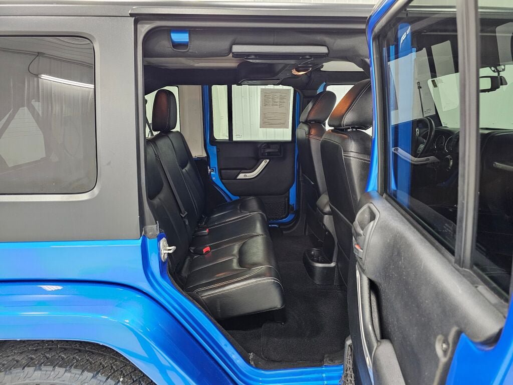 Used 2015 Jeep Wrangler Unlimited Sahara w/ Connectivity Group AWD/4WD image 16