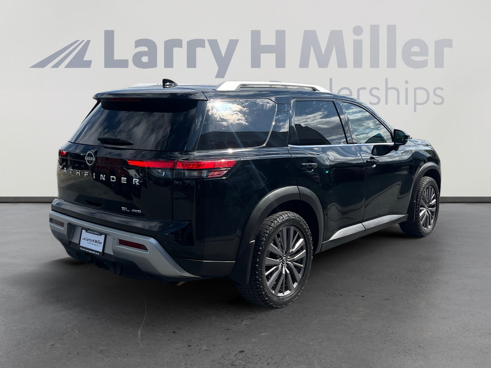 Used 2023 Nissan Pathfinder SL w/ SL Premium Package AWD/4WD image 5