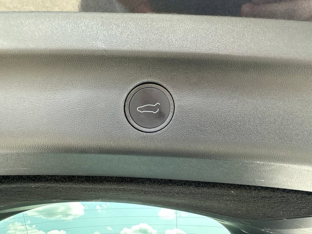 Used 2025 Tesla Model Y Long Range AWD/4WD image 11