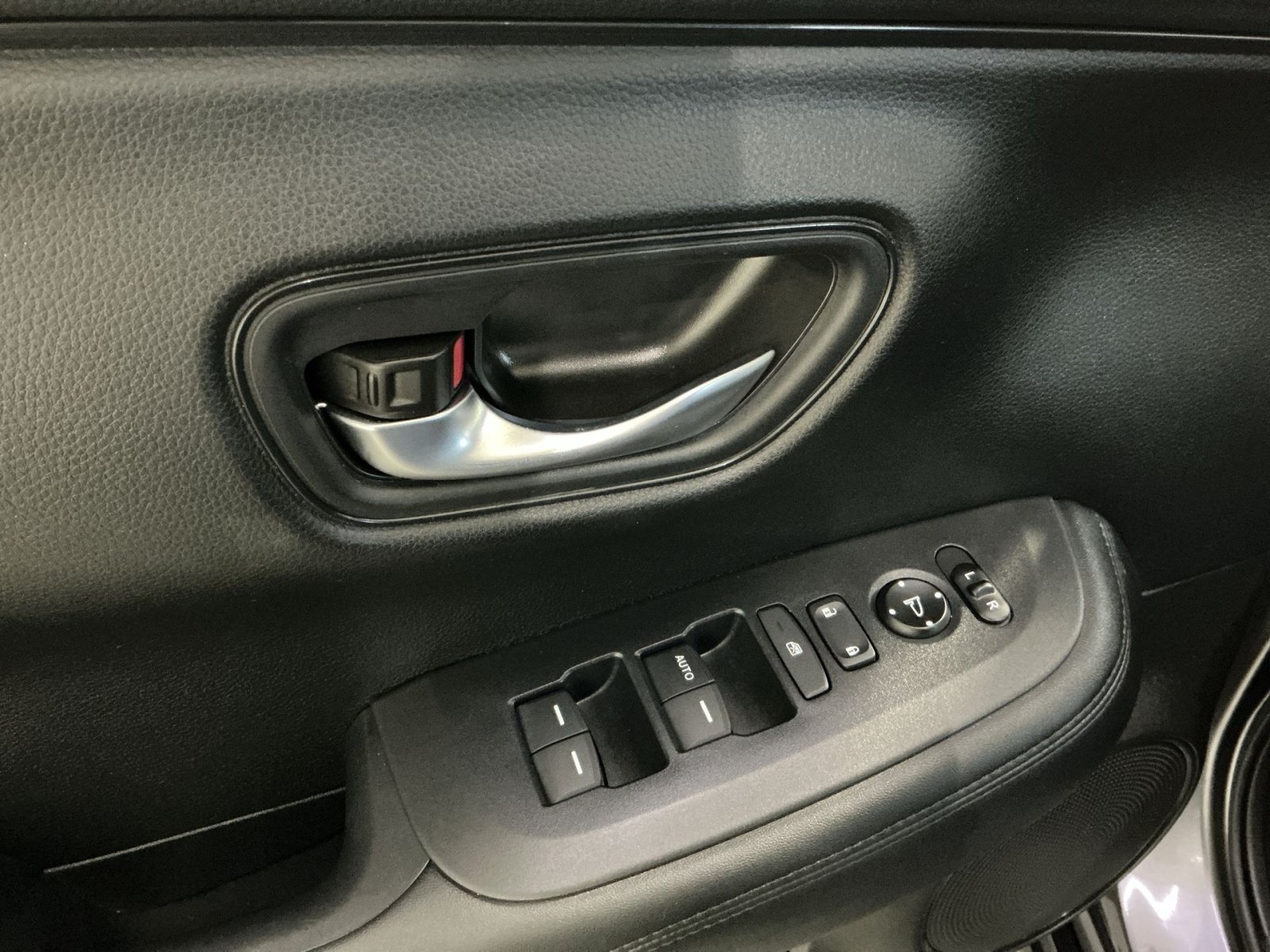 Used 2023 Honda HR-V LX image 16