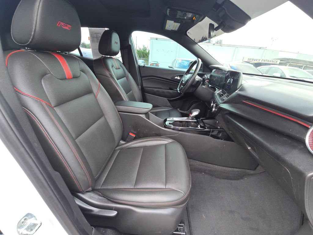 Used 2025 Chevrolet Trax RS w/ Sunroof Package FWD image 10