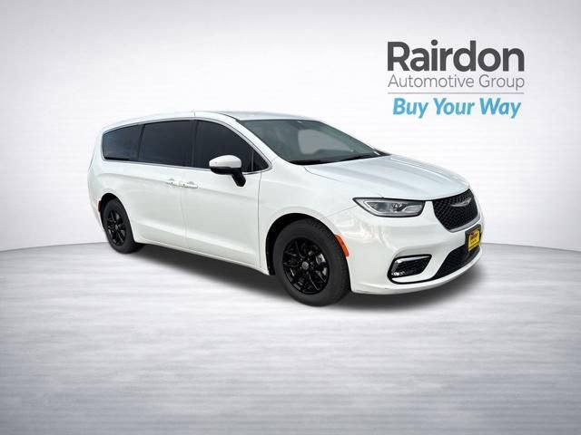 Used 2023 Chrysler Pacifica Touring-L image 1