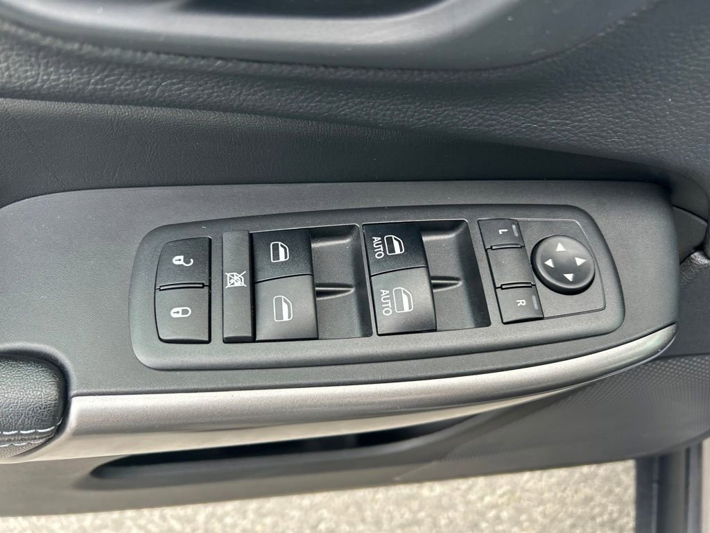 Used 2019 Jeep Cherokee Latitude Plus w/ Comfort/Convenience Group image 23