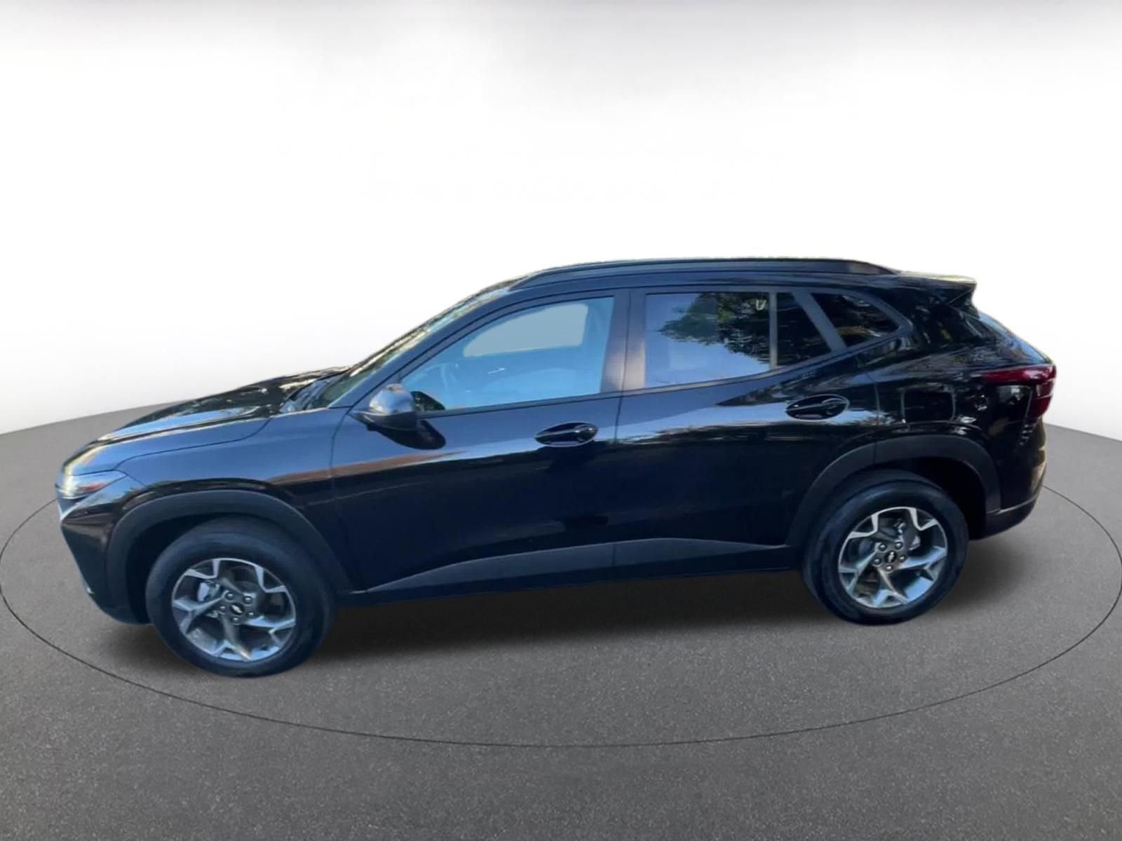 Used 2025 Chevrolet Trax LT w/ LT Convenience Package image 9