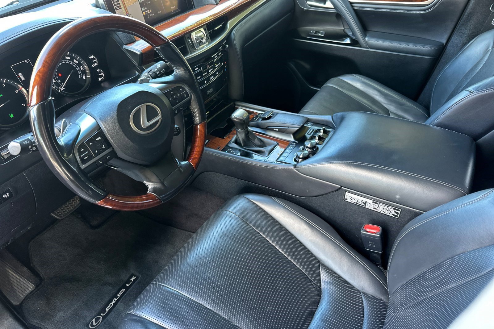 Used 2017 Lexus LX 570 4WD w/ Luxury Package image 11