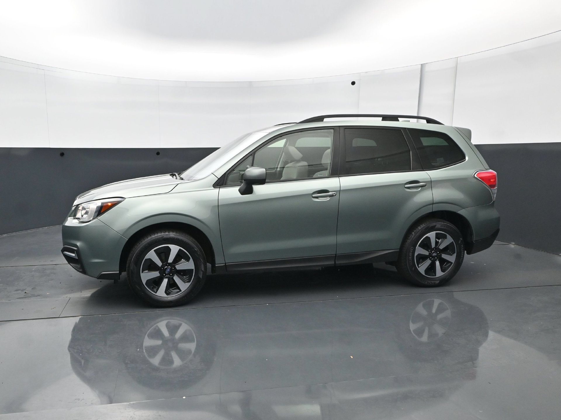 Used 2017 Subaru Forester 2.5i Premium w/ Popular Package #2A AWD/4WD image 3