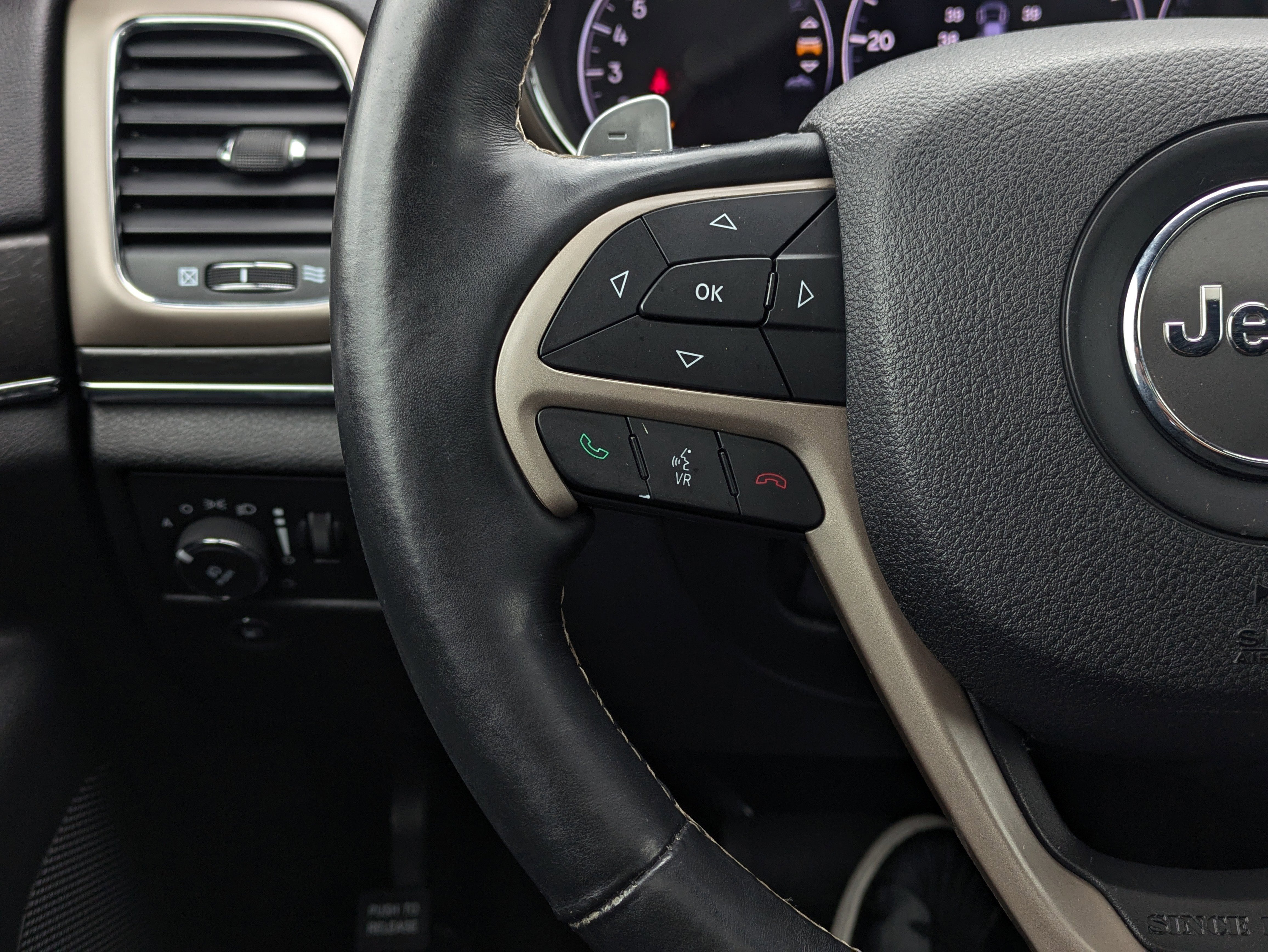 Used 2017 Jeep Grand Cherokee Limited image 26