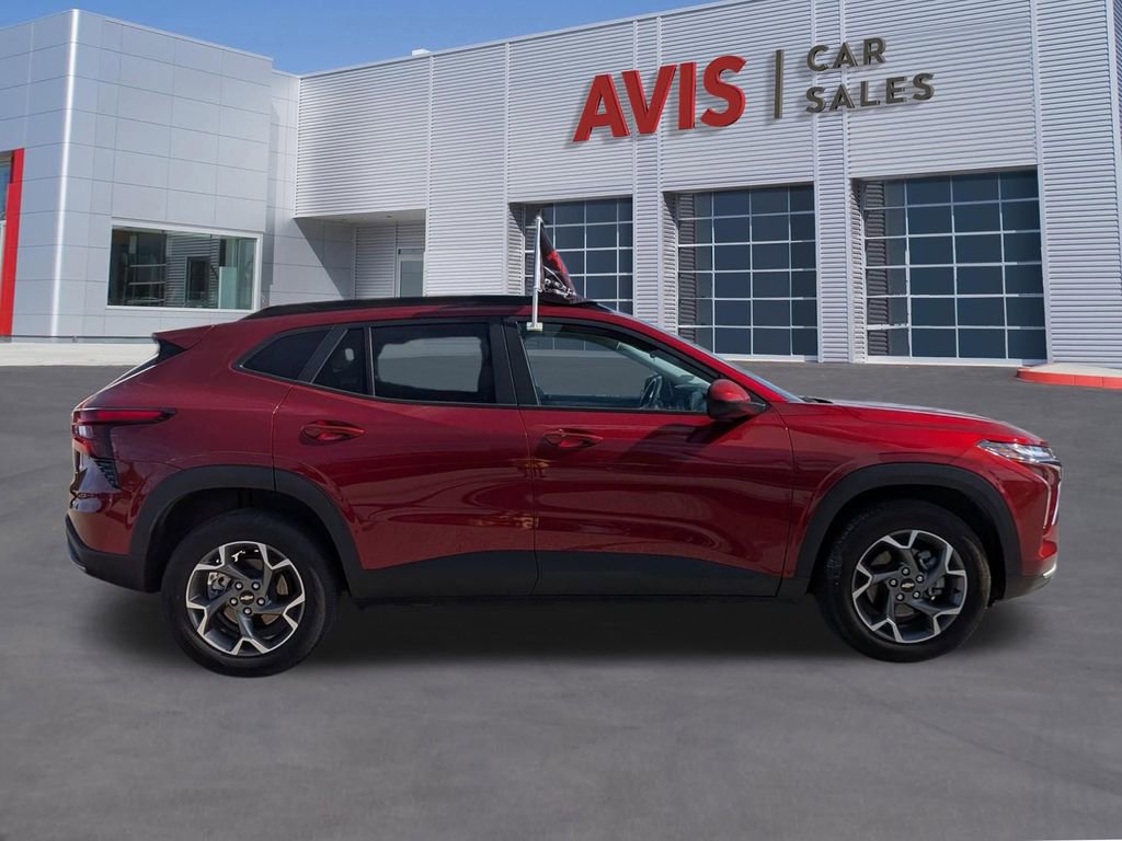 Used 2025 Chevrolet Trax LT w/ LT Convenience Package image 5