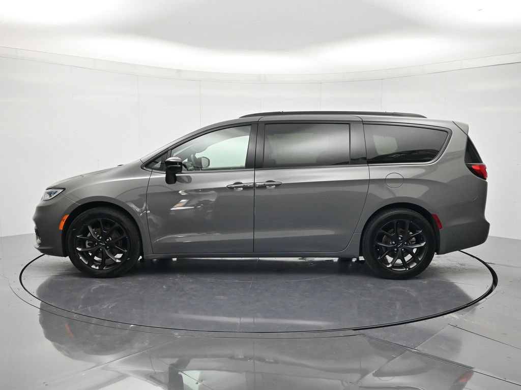 Used 2025 Chrysler Pacifica Limited FWD image 8