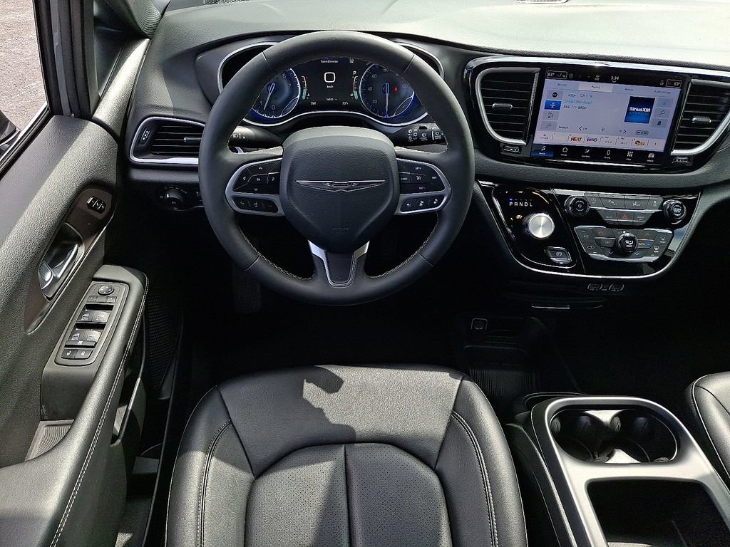 Used 2025 Chrysler Pacifica Select FWD image 11