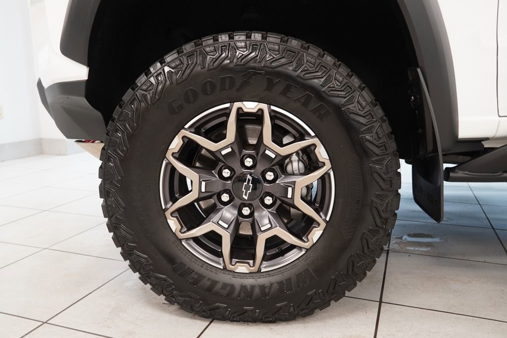 Used 2025 Chevrolet Colorado ZR2 w/ Technology Package AWD/4WD image 17