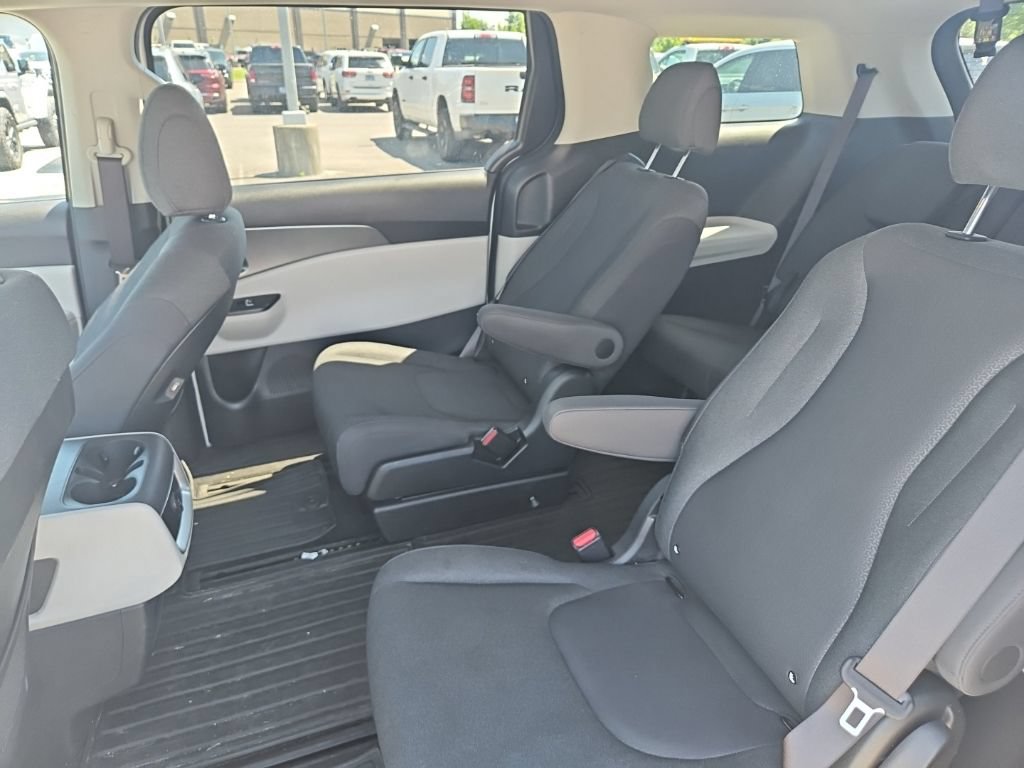 Used 2024 Kia Carnival LX FWD image 15
