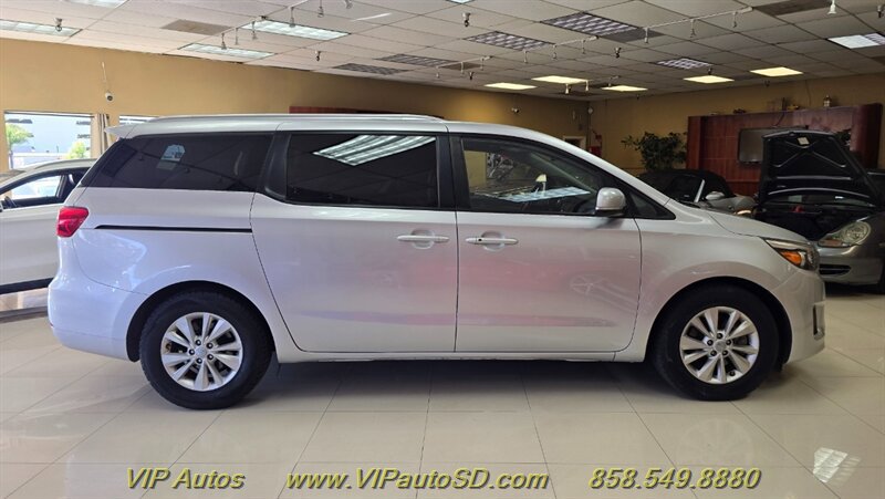 Used 2017 Kia Sedona LX w/ LX Essentials Premium Package FWD image 5