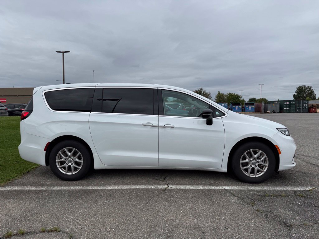 Used 2024 Chrysler Pacifica Touring-L FWD image 5