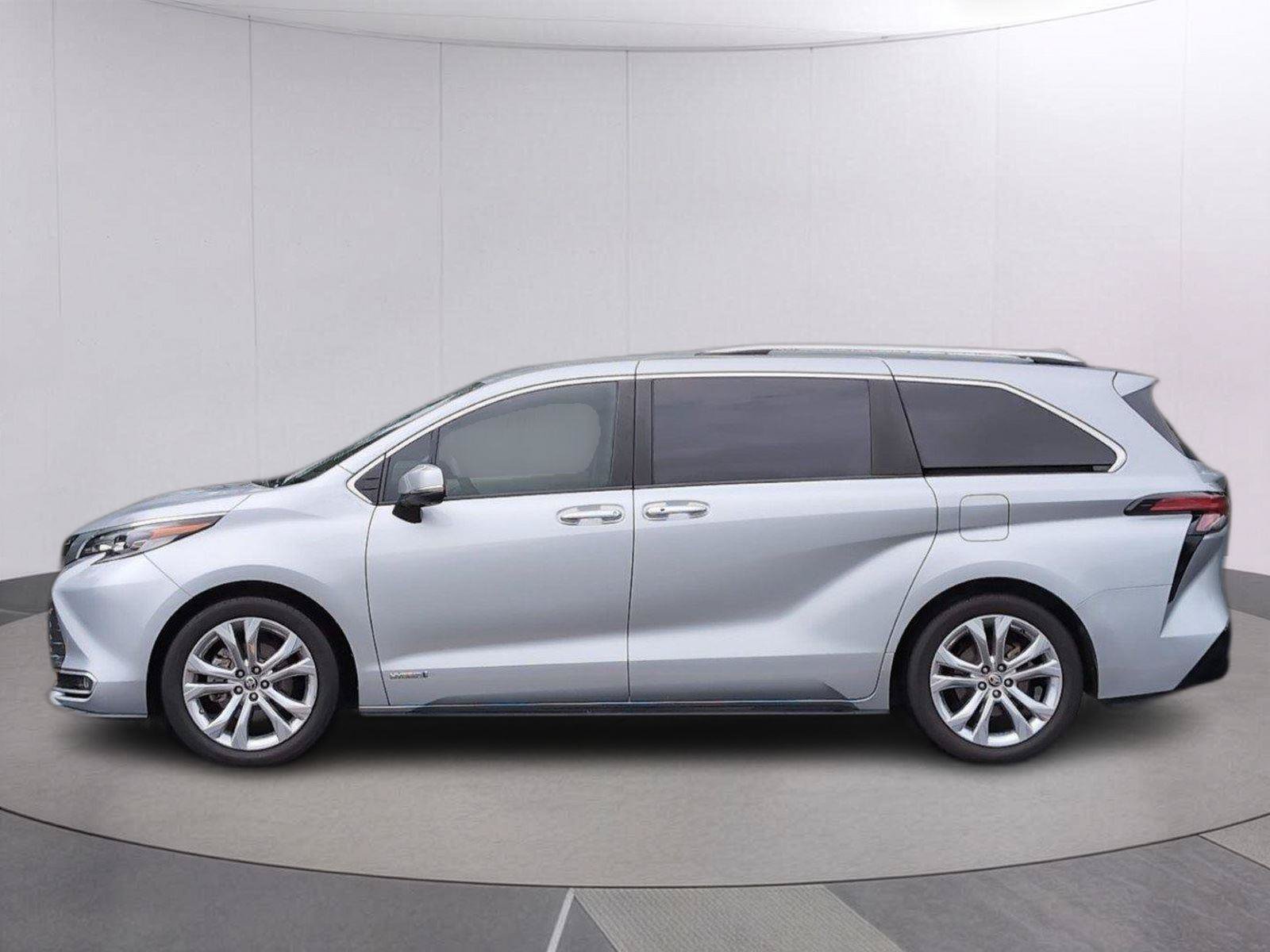 Used 2021 Toyota Sienna Platinum FWD image 2
