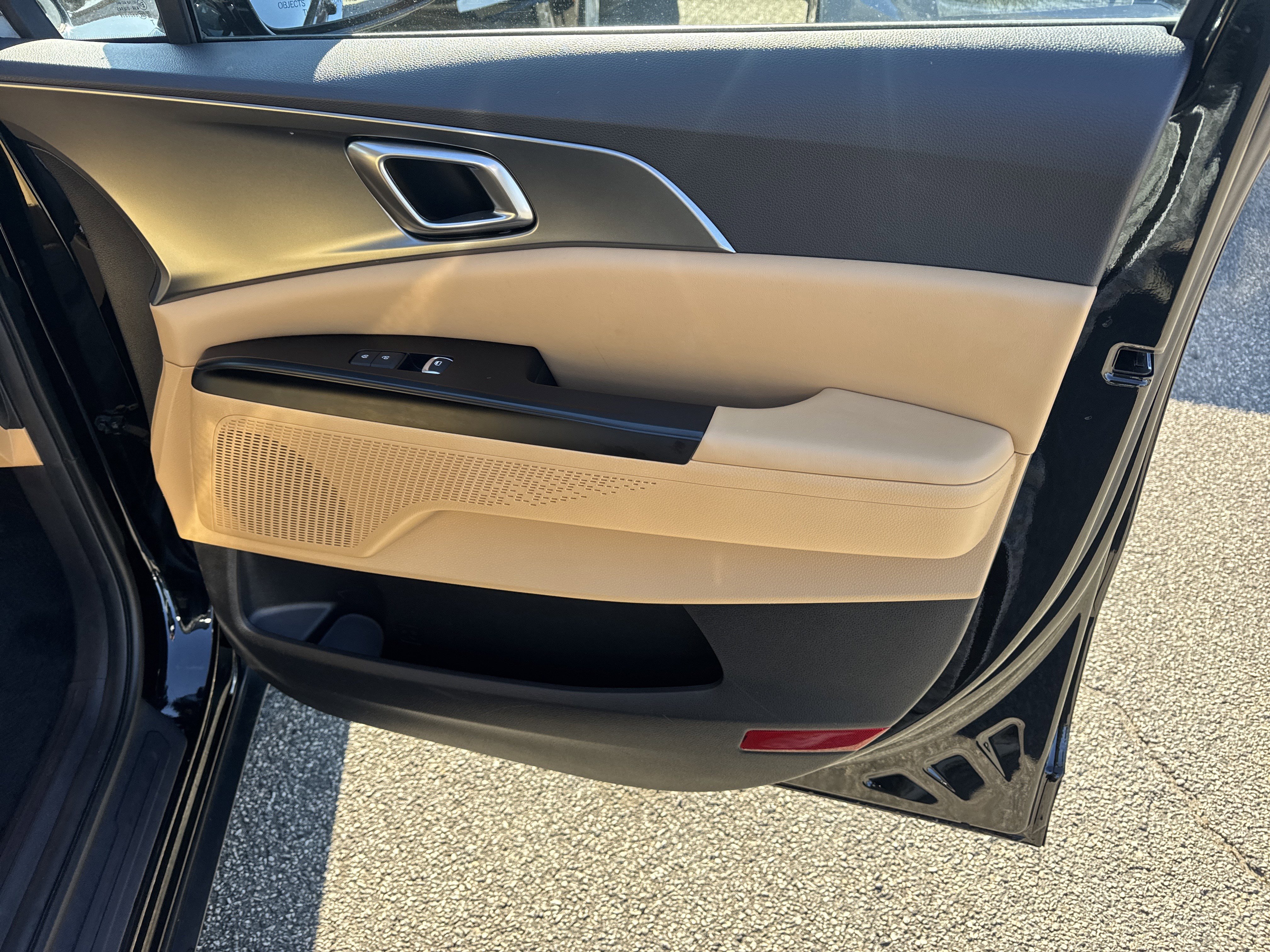 Used 2023 Kia Carnival LX image 14