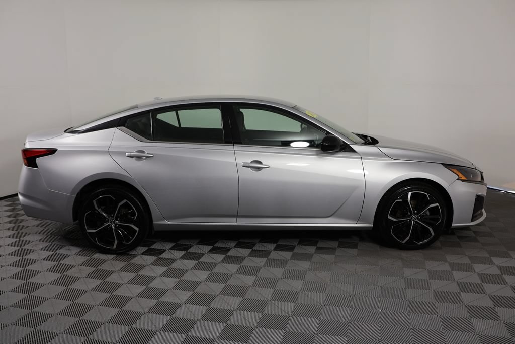 Used 2023 Nissan Altima 2.5 SR AWD/4WD image 9