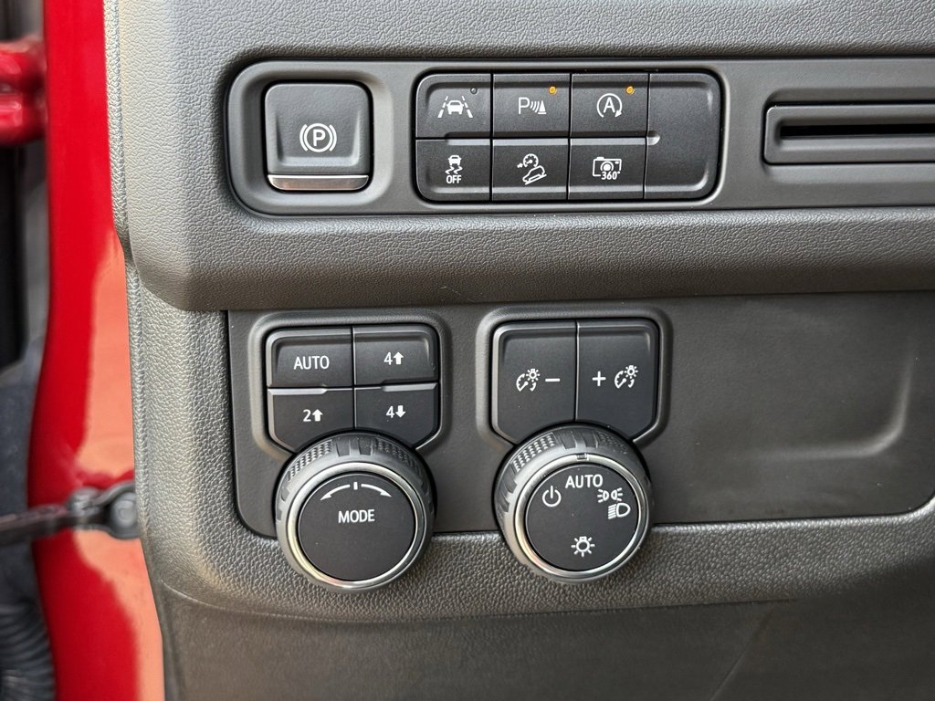 Used 2024 Chevrolet Suburban Z71 w/ Luxury Package image 30